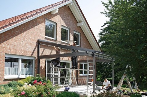 Auf Dauer sicher: Mit zertifizierten Terrassenbedachungen entscheiden sich Hauseigentümer für eine langlebige Lösung 