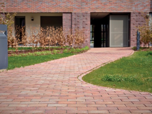 Mit ihrer Vielzahl an Farben, Formen und Verlegemustern bieten Pflasterklinker nahezu unbegrenzte Gestaltungsmöglichkeiten  