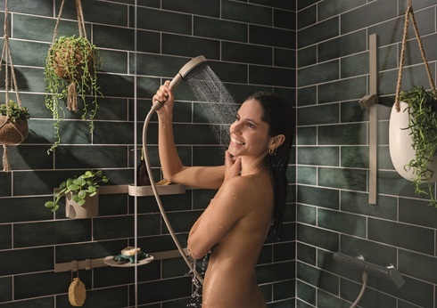 Duschköpfe und Regenduschen mit der EcoSmart Technologie verbrauchen bei 3 bar Wasserdruck bis zu 40 Prozent weniger Wasser als herkömmliche hansgrohe Duschen, mit der EcoSmart+ Variante sogar bis zu 60 Prozent weniger. 