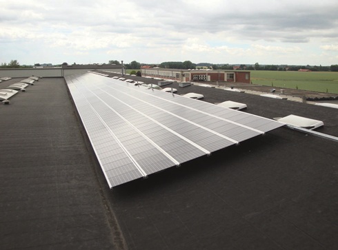 Flüssigkunststoff-Lösungen wie die von Triflex bieten eine sichere Basis für grüne Energie. Sie ermöglichen die zuverlässige Abdichtung von Photovoltaik auf Flachdächern.  