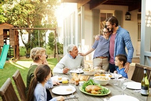 Eltern können Streitigkeiten um das Erbe vermeiden, indem sie klug vorsorgen und ihren Nachlass sorgfältig regeln – organisatorisch wie finanziell.  