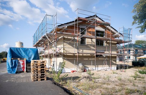 Regelmäßige Qualitätskontrollen - vom ersten Spatenstich bis zum Ende der Gewährleistungszeit - geben Bauherren mehr Sicherheit, nach Abschluss der Bauarbeiten in einem mängelfreien Haus zu leben.