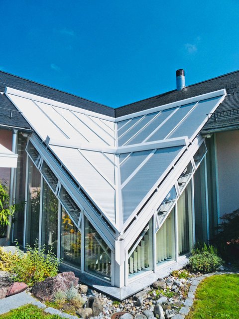 So elegant können sich Beschattungslösungen der Architektur eines Haus anpassen.  