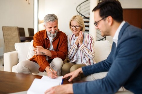 Mit einer guten Planung ins neue Zuhause: Best Ager haben bei der Kreditfinanzierung einer Immobilie einige Besonderheiten wie eine möglichst hohe Eigenkapitalquote zu beachten.  