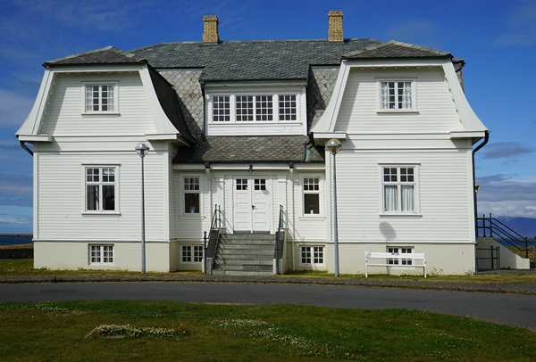 Blockbohlenhaus mit moderner Holzfassade