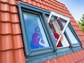 Wird ein Dachfenster eins zu eins ausgetauscht, geht dies binnen weniger Stunden über die Bühne, weil kein großer Eingriff in die Dachstruktur nötig ist.  