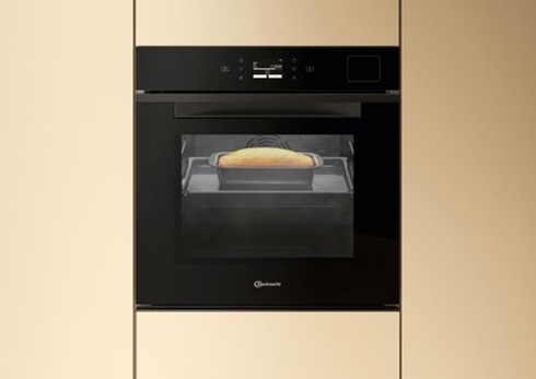 Ganz in elegantem Schwarz ist dieser Design-Backofen gehalten, innovative Funktionen sorgen für zuverlässige Koch- und Backergebnisse.  