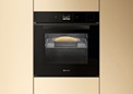 Ganz in elegantem Schwarz ist dieser Design-Backofen gehalten, innovative Funktionen sorgen für zuverlässige Koch- und Backergebnisse.  