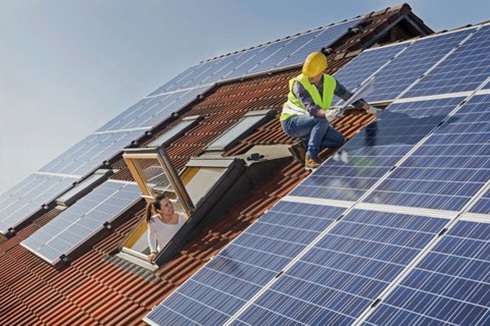 Besonders sinnvoll kann es sein, verschiedene Sanierungsmaßnahmen zu kombinieren - etwa den Betrieb einer Wärmepumpe mit Strom aus der eigenen Photovoltaik-Anlage auf dem Dach.  