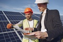 Energieberater überprüfen Pläne für die Installation von Solarpanels