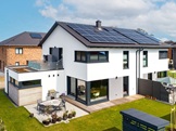 Doppelhäuser in Fertighausbauweise ermöglichen die effiziente Nutzung von Grundstück und Bauressourcen – und schaffen modernen Wohnraum mit echtem Preisvorteil. 