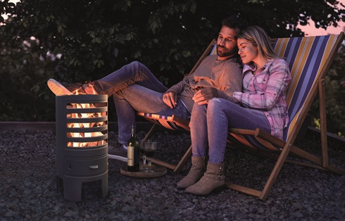 Ob stilvolle Lichtquelle, wärmender Mittelpunkt oder kulinarisches Highlight – mit einem Gartenfeuer werden laue Sommerabende zu unvergesslichen Erlebnissen. 