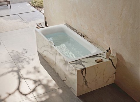 Tiefe Entspannung finden: Mit Infrarotwärme, Ambientebeleuchtung und einem unsichtbaren Soundsystem wird das Wannenbad zum Wellnessmoment 