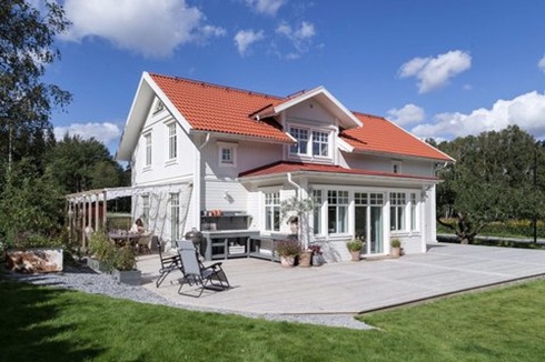 Energieeffizient bauen im klassischen skandinavischen Stil: Schwedenhäuser in Holzbauweise stehen bei Bauherren hoch im Kurs  