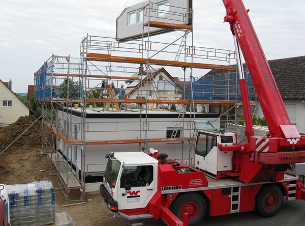 Montage eines Holztafelhauses mit vorgefertigten Elementen