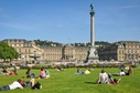 Menschen entspannen sich auf der Wiese am Schlossplatz in Stuttgart