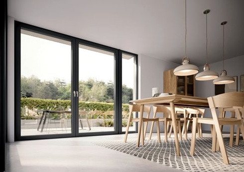 Matte Fensterprofile betonen eine ruhige, elegante Wohnatmosphäre.  