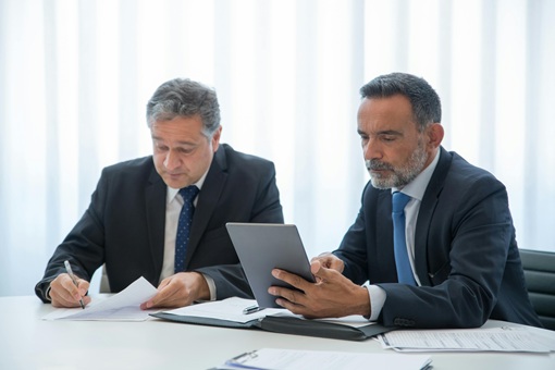Mit einem Notarvertrag wird der Grundstückskauf abgeschlossen