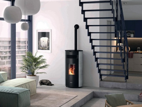 Heizen leicht gemacht: Pelletöfen mit intuitiver Steuerung – Der Pelletofen punktet mit einer runden Säulenform.  