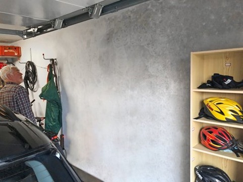 Sichtbare Flecken an den Wänden sind das letzte Warnsignal, um gegen den Schimmel aktiv zu werden.  