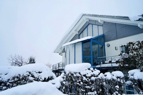 Nur wenigen ist bewusst, dass man mit Rollläden dank moderner Technik auch sehr effizient in der kalten Jahreszeit Energie einsparen kann  