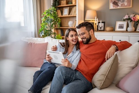 Da kommt Freude auf: Mit dynamischen Stromtarifen und einer Optimierung des Verbrauchs könnten Haushalte bis zu 800 Euro pro Jahr sparen.  