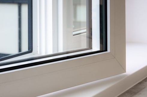 Mehrmals am Tag für fünf bis zehn Minuten Stoßlüften, tauscht die verbrauchte Luft aus und mindert sowohl die Schimmelgefahr als auch die Heizkosten. 