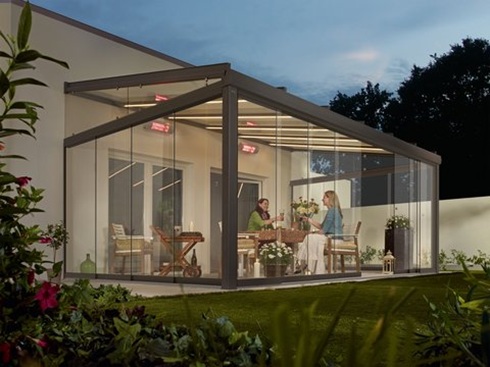 So geht der Terrassensommer in die Verlängerung: Ein rundum geschlossenes Terrassen-Glasdach macht fast jede Jahreszeit zur Outdoor-Saison.  