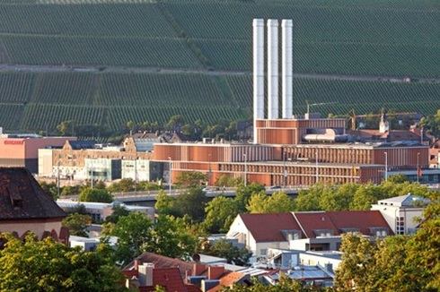 Wo Nah- oder Fernwärme verfügbar ist, kann sie für Hausbesitzer und Bauherren eine Alternative zu einer eigenen Heizungstechnik im Haus mit Wärmepumpe oder Kessel darstellen 