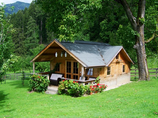 Modernes Blockhaus mit großen Fenstern und nachhaltiger Bauweise