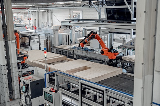 Die Bauteile für ein Fertighaus werden industriell im Werk vorgefertigt und dann in kurzer Zeit auf dem Baugrundstück montiert.  