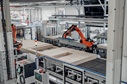 Die Bauteile für ein Fertighaus werden industriell im Werk vorgefertigt und dann in kurzer Zeit auf dem Baugrundstück montiert.  