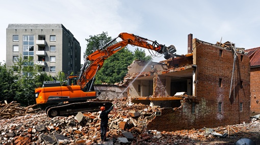 Hausabriss mit Bagger 