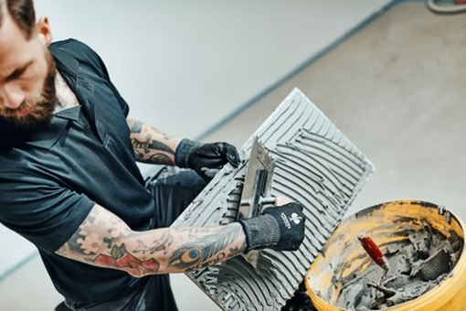 Neuer Look für ältere Bäder: Eine umfassende Modernisierung kann mehr Komfort und Barrierefreiheit mit Nachhaltigkeit verbinden.  