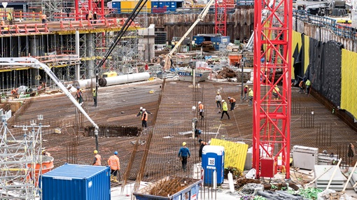 Arbeiter eines Bauunternehmers auf der Großbaustelle