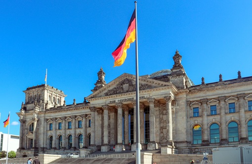 Reichstagsgebäude in Berlin mit deutscher Flagge
