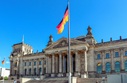 Reichstagsgebäude in Berlin mit deutscher Flagge