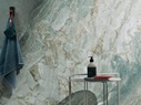 Mit der Wandverkleidung in zahlreichen Gestaltungsoptionen wird eine elegante und moderne Atmosphäre im Bad geschaffen. 