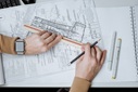 Architekt und Tragwerksplaner stimmen Entwurfsplanung, Genehmigungsplanung und Ausführungsplanung für einen Hausbau ab
