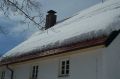 Ohne Schneeschutzsystem kann der Schnee ueber der Traufe abrutschen und Schaden durch eine Dachlawine verursachen