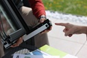 Das Fenster wird vor dem Fensterkauf begutachtet 
