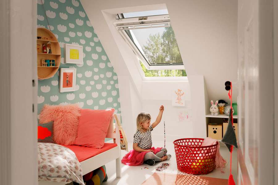 Gerade im Obergeschoss braucht es einen wirksamen Hitzeschutz. Spezielle Markisen für die Dachfenster halten die Hitze fern und lassen gleichzeitig Tageslicht und frische Luft zum Spielen herein.