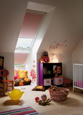 Mit dem VELUX Verdunkelungs-Rollo schlafen Kinder im Sommer leichter ein.