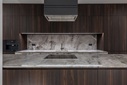 Elegantes modernes Kücheninterieur mit Marmorarbeitsplatte