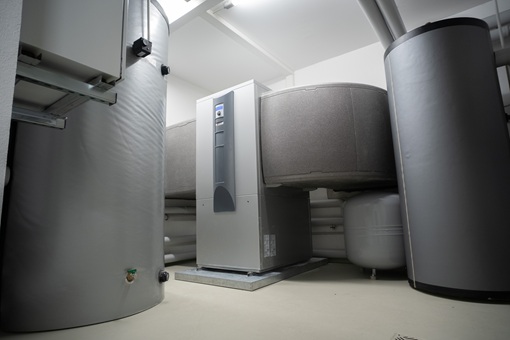 Effizientes und innovatives Wärmepumpensystem in einem Innenraum für fortschrittliche Heizlösungen.