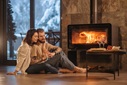 Wärme am Kamin in einem gemütlichen Raum genießen