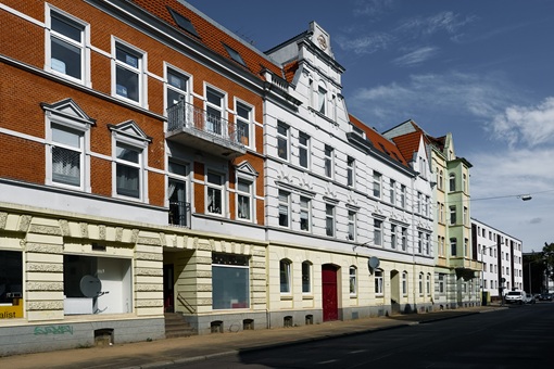 Charmante alte Fassaden, die die Vielfalt der Architektur widerspiegeln.