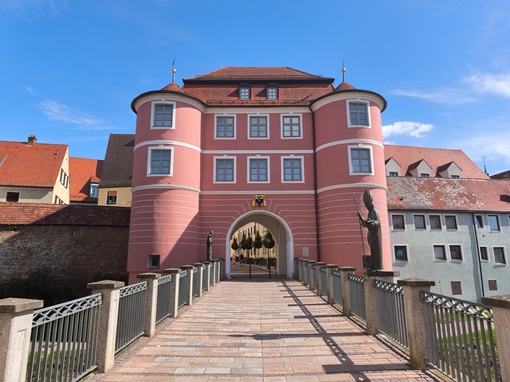 Blick auf die rote Stadtresidenz Landshut