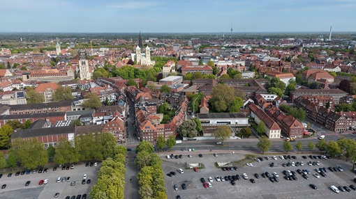 Historische Architektur und üppiges Grün in Münster