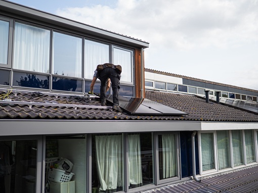 Installation von Solarpanels auf einem Wohngebäudedach